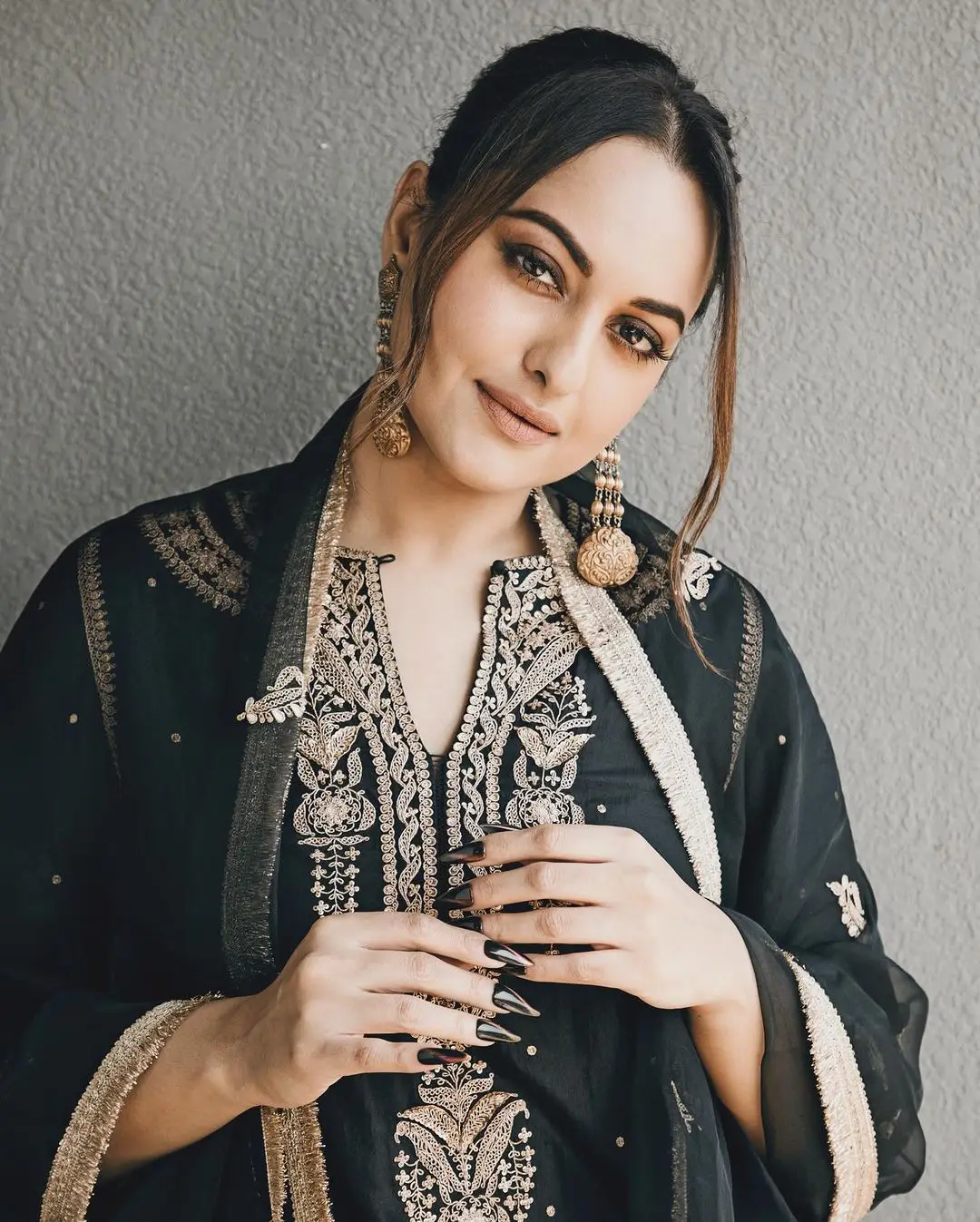 MARATHI ACTRESS SONAKSHI SINHA PHOTOSHOOT IN BLACK DRESS